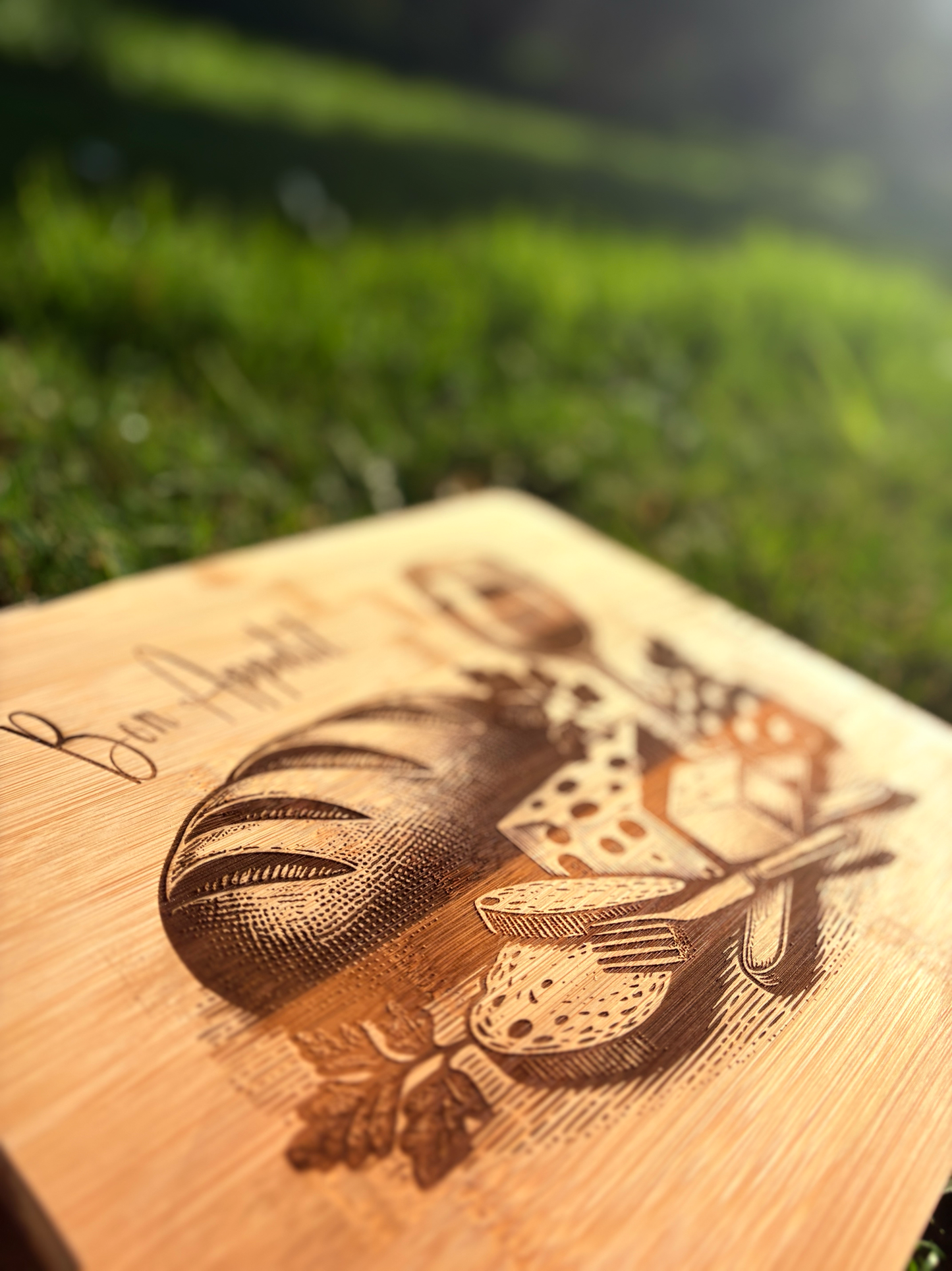 Vue de dessus planche bois massif inscription Bon Appétit gravure laser