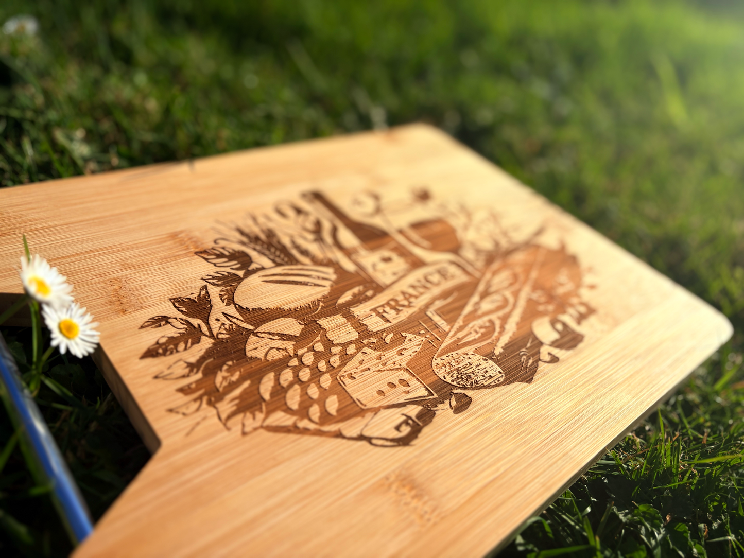 Détail gravure laser inscription Apéro sur bois massif naturel