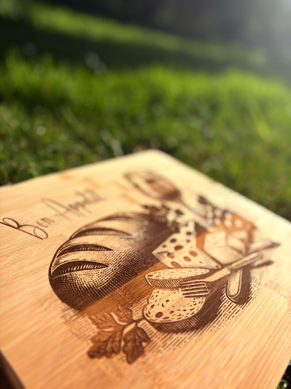 Vue de dessus planche bois massif inscription Bon Appétit gravure laser