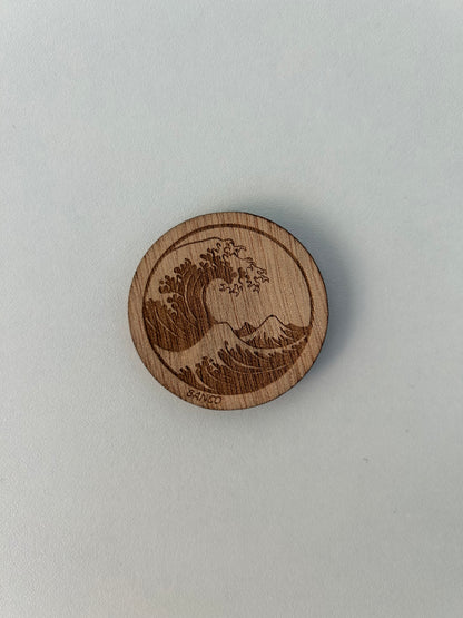 Détail gravure vagues sur dessous de verre bois naturel – BANCO