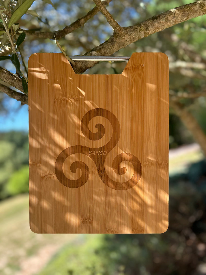 Planche à découper bois massif gravée symbole Triskèle breton – BANCO
