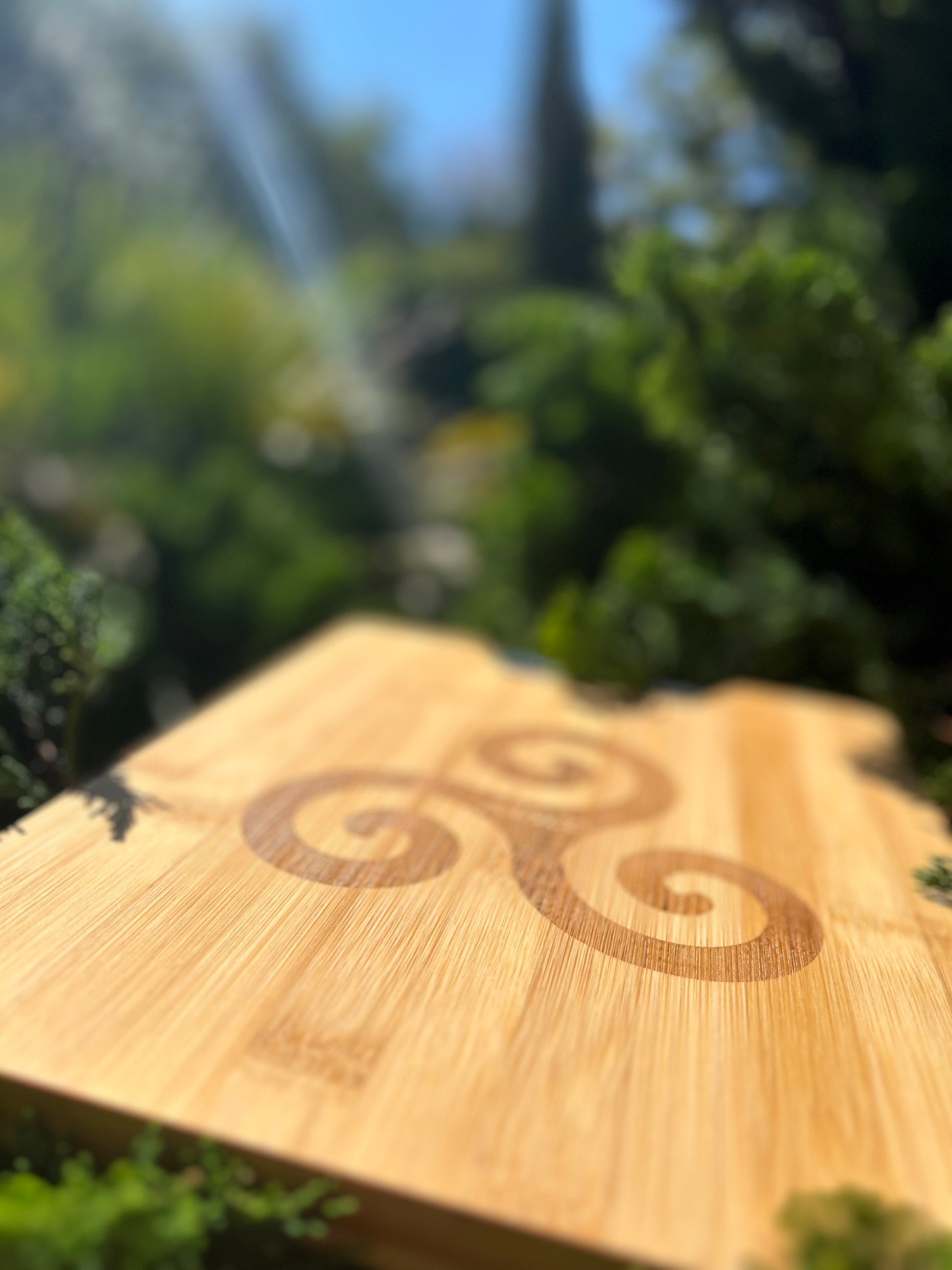 Détail gravure laser Triskèle celtique sur bois naturel