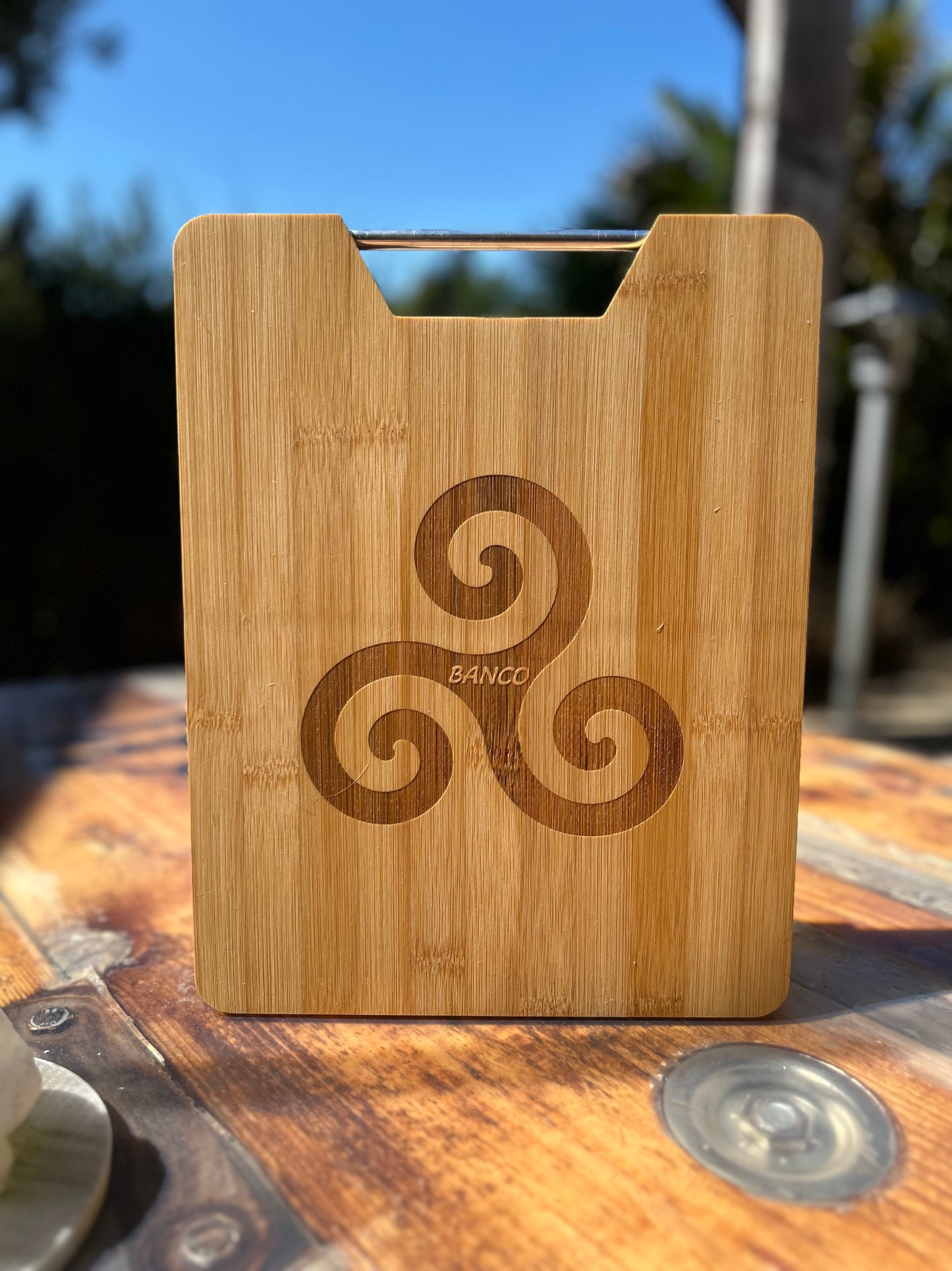 Planche bois motif Triskèle Bretagne vue de profil
