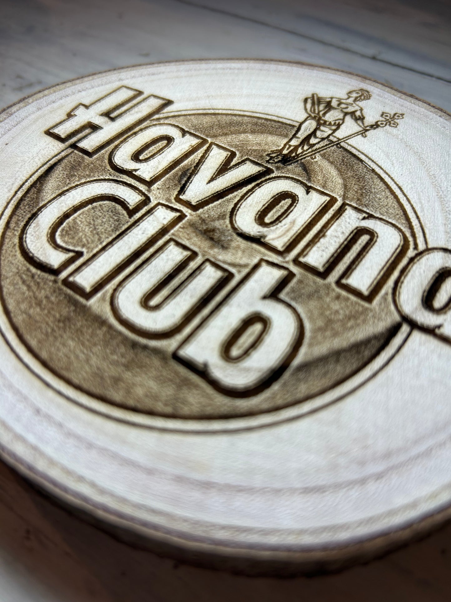 Bûche bois gravée posée sur une table en bois – ambiance bar
