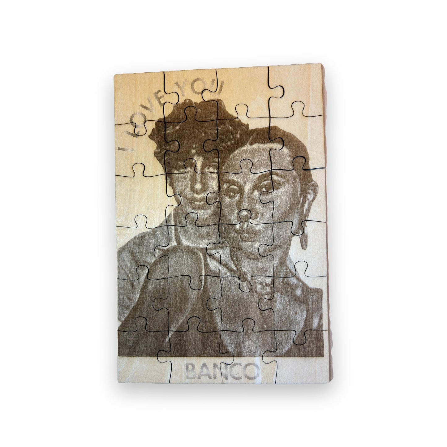 Puzzle photo personnalisable en bois gravé sur fond blanc