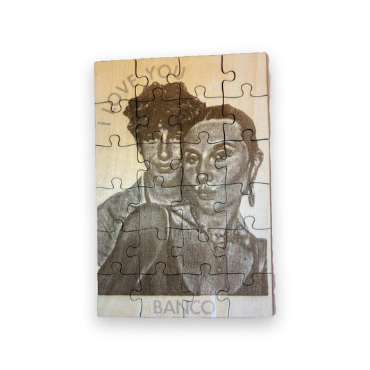 Puzzle photo personnalisable en bois gravé sur fond blanc
